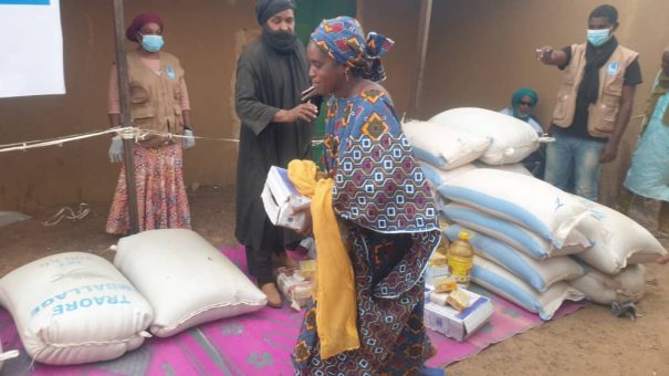 Islamic Relief distributes food to newly displaced people in Mali