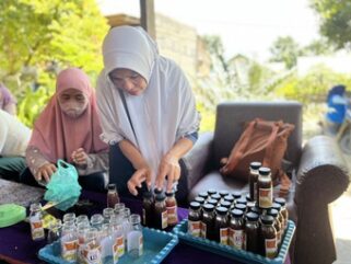 عبوات عسل تم إنتاجها من قبل النساء في إندنيسيا